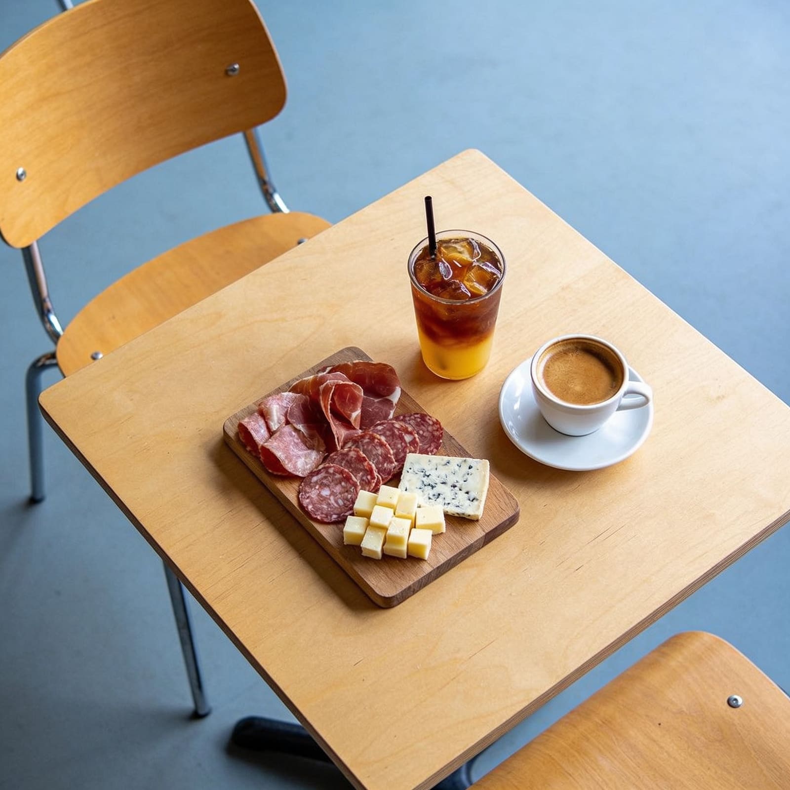Tagliere di salumi e formaggi con caffè e bevanda fresca
